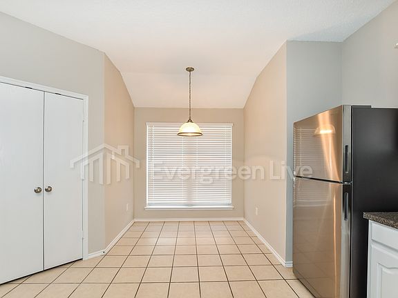 4th image of 829 Horseshoe Ct