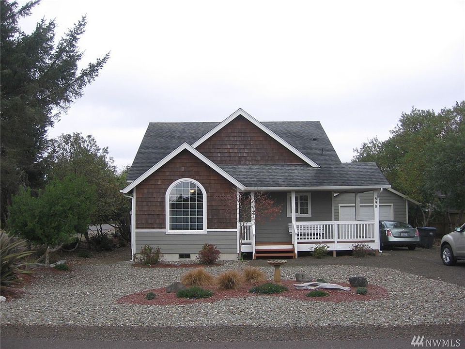 1st image of 698 Island Cir SE