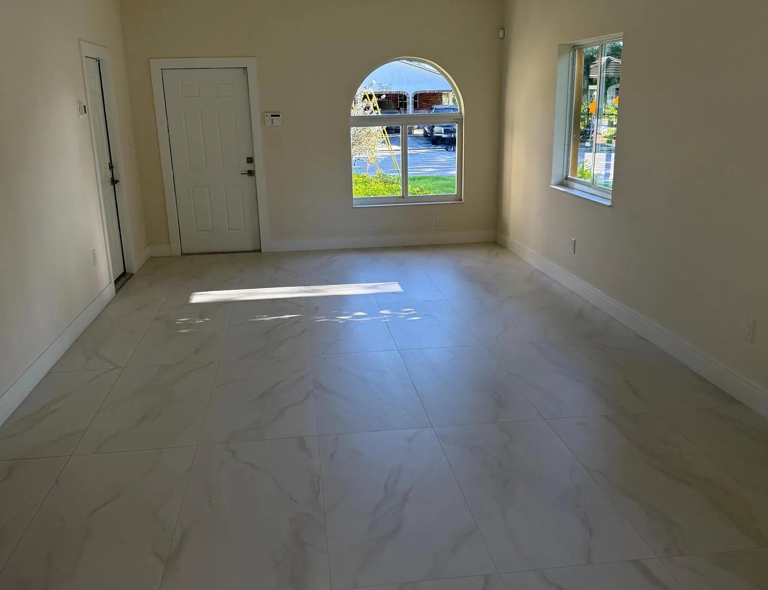 3 bed, 2.0 bath, 1402 sqft, $3,800 — Photo 2