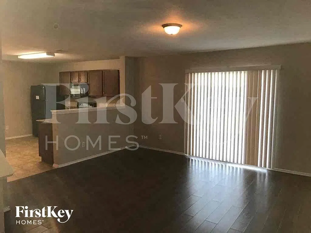 3 bed, 2.5 bath, 2216 sqft, $2,505 — Photo 4