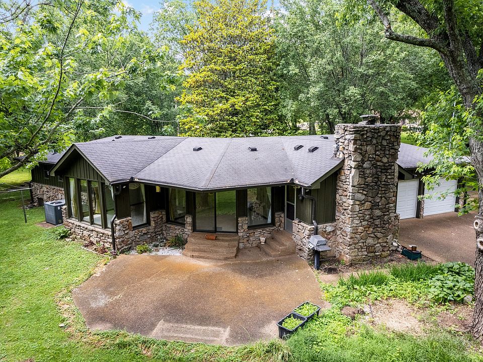 1st image of 700 Nesbitt Ct