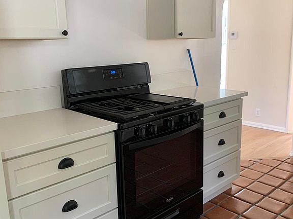 2nd image of 2153 Valentine St