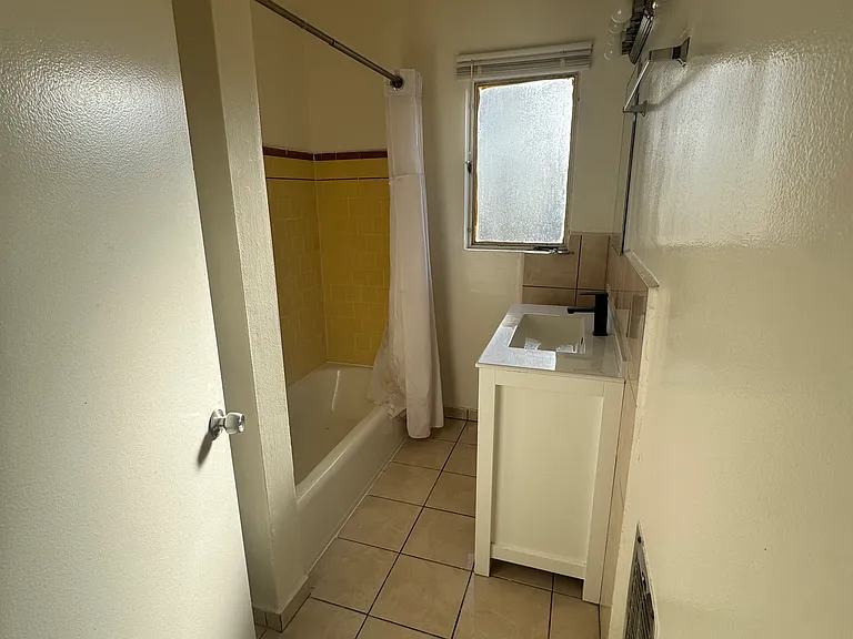 4730 Franklin Ave #9 — Photo 10