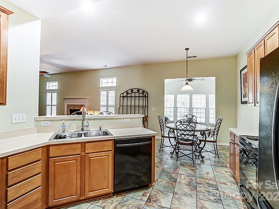5th image of 1080 Glen Laurel Dr