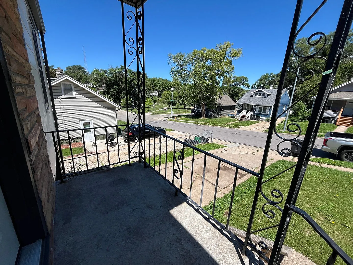 Renovated 2BR Benson — Photo 2