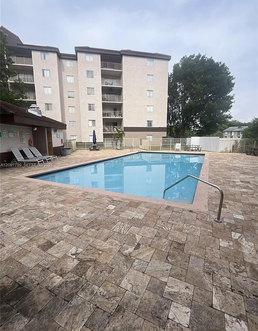 Kendall Lake Towers Condo — Photo 2