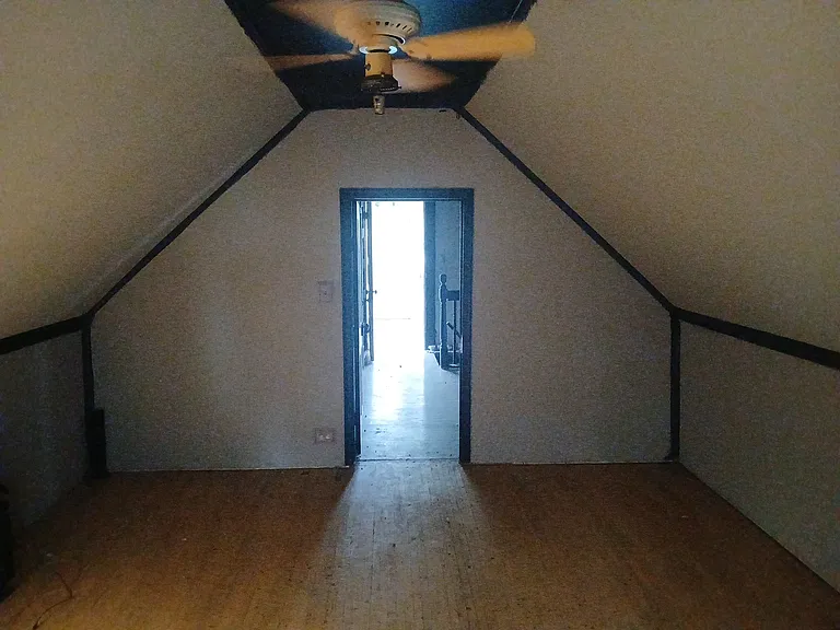 1043 Conway St — Photo 9