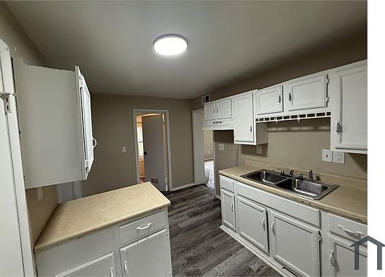 3rd image of 5636 Drake Ave