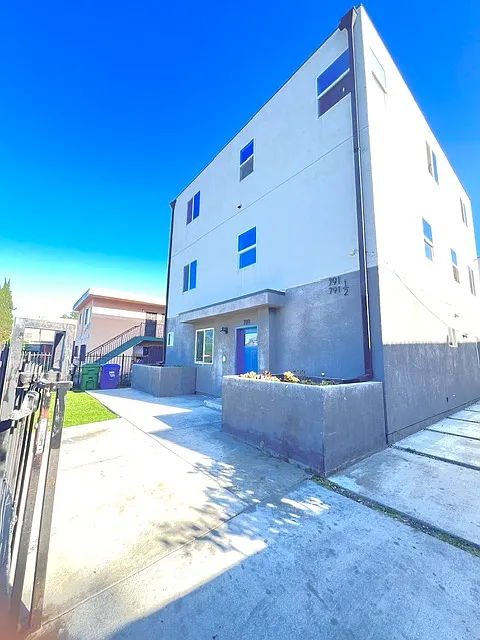 789 E 41st Pl #789