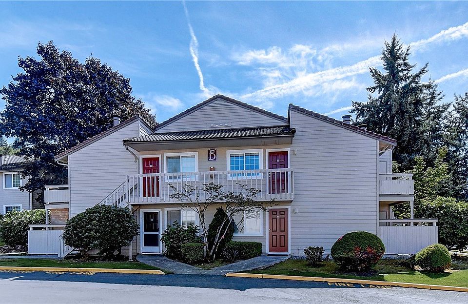 Welcome Home - top floor, end unit!