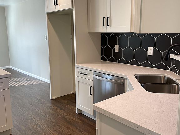 5th image of 2634 Balfour Ave