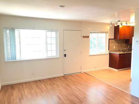5th image of 634 S 11th St APT 5