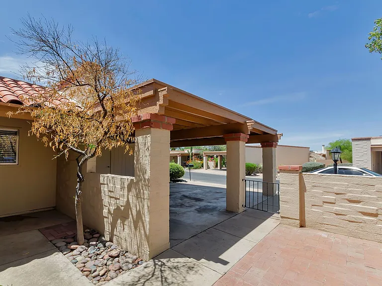 2720 N Beverly Ave — Photo 3