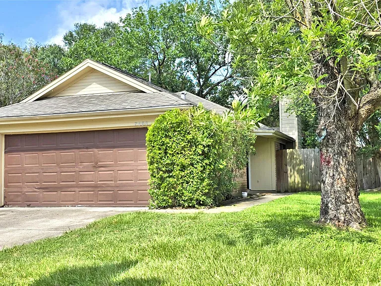7403 Gateridge Dr — Photo 2