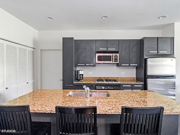 5th image of 1422 N La Salle Dr APT 402
