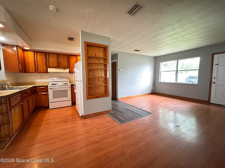 2506 Stratford Dr — Photo 6