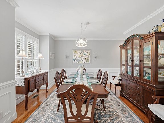5th image of 227 English Oaks Dr NE
