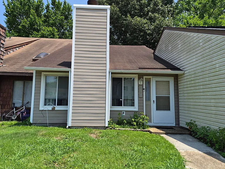 4694 Greenlaw Dr — Photo 2