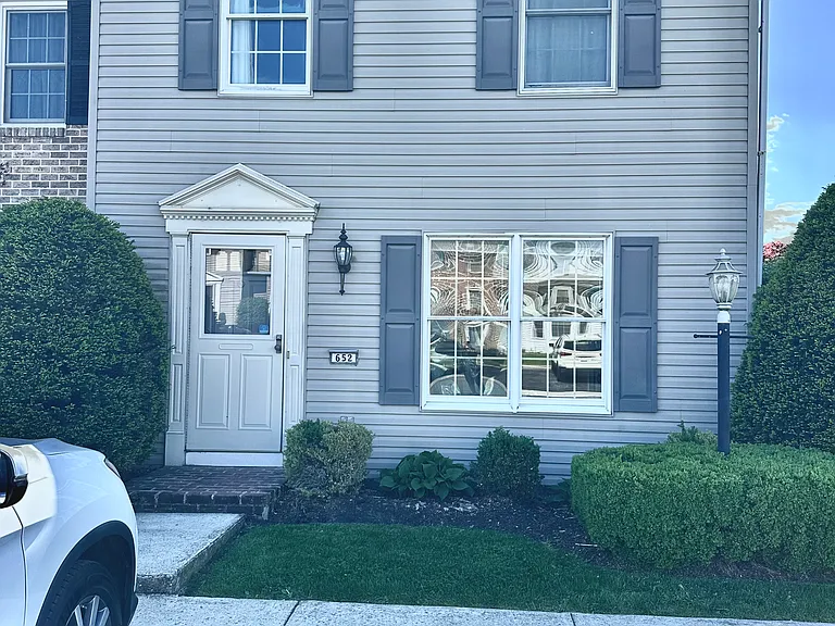652 Park Ridge Dr — Photo 1