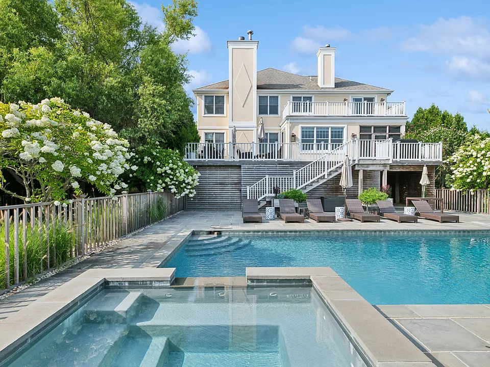 7 Stillwaters Ln