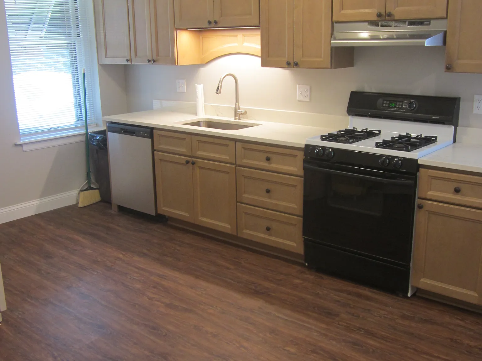 2 bed, 1100 sqft, $1,300 — Photo 3