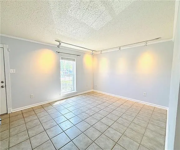 2 bed, 1.5 bath, 1050 sqft, $1,275 — Photo 3
