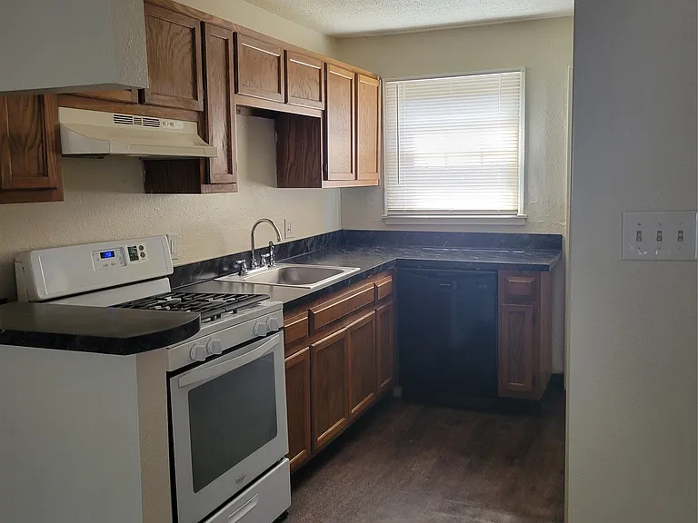 1327 E 38th St #D — Photo 9