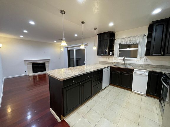 2nd image of 985 Branham Ln
