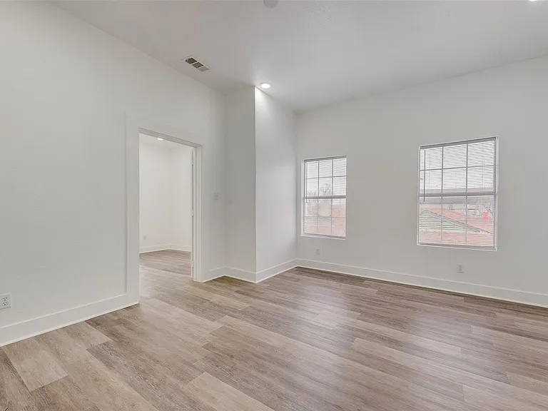 506 N Lancaster Ave #506 — Photo 2