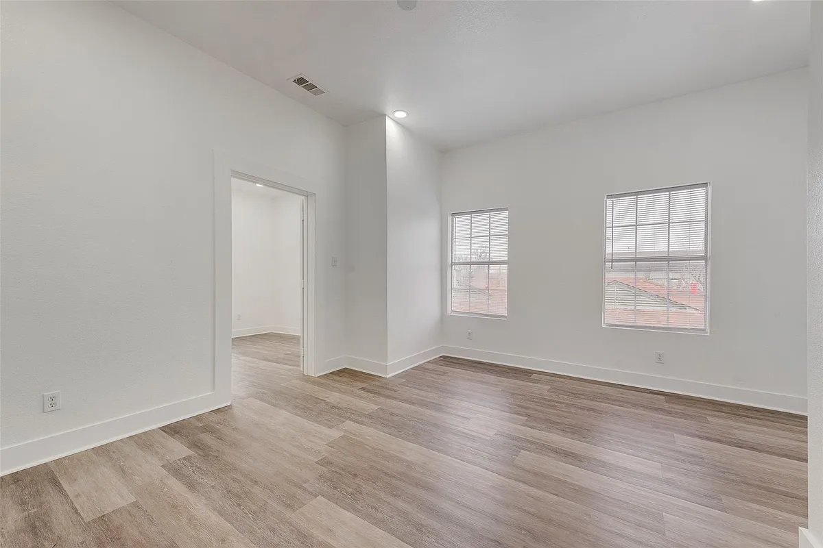 Building Photo - 506 N Lancaster Ave #506