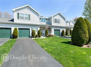 159 Willow Wood Dr, Oakdale, NY 11769