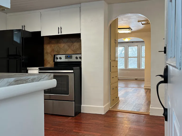 652 Washington Ave #1/2 — Photo 3