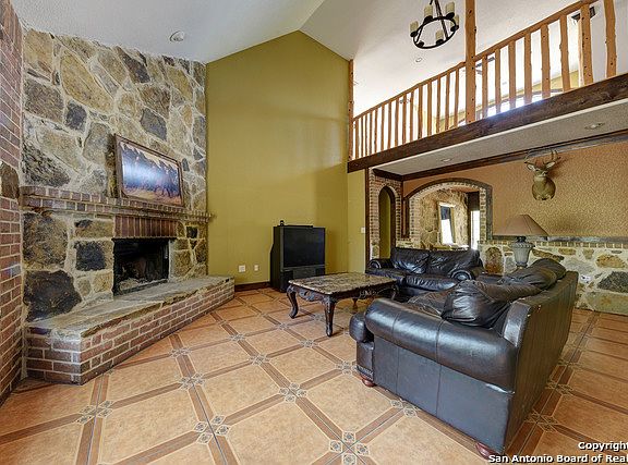 4th image of 324 Sandy Oaks Dr
