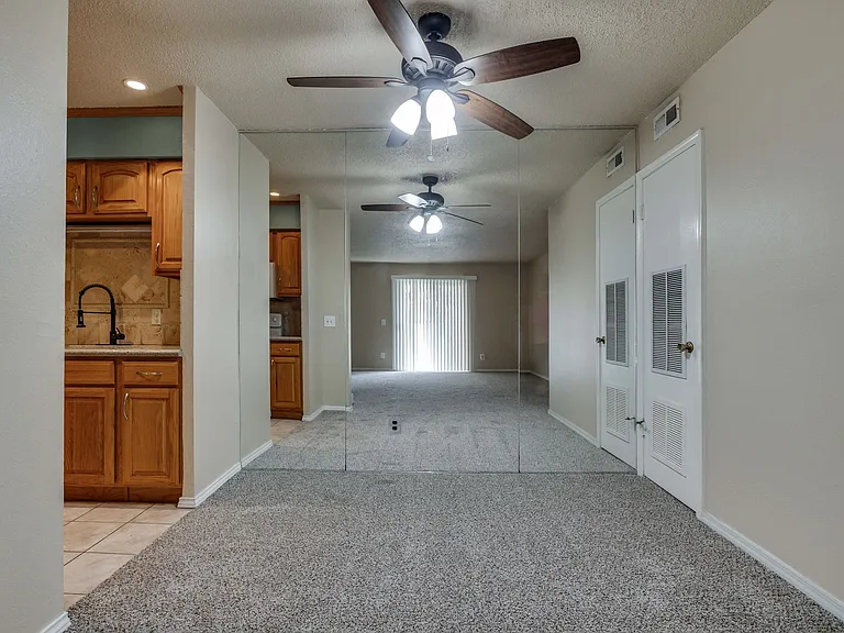 6060 Nw Expy #C — Photo 13