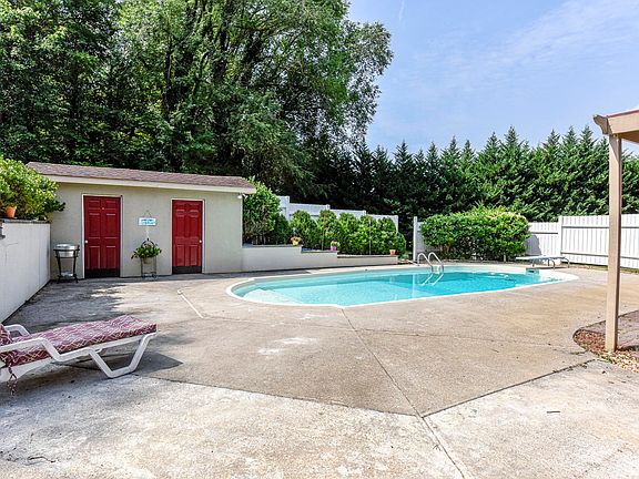 4th image of 319 Barbara Ln