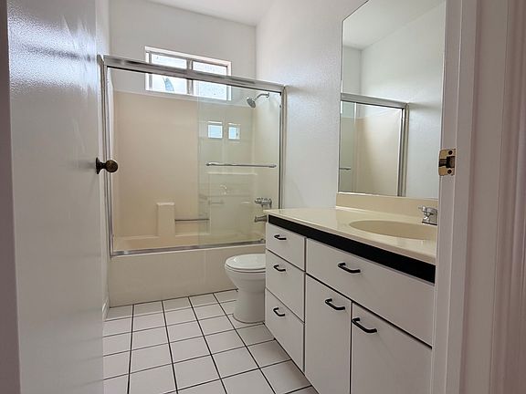 3rd image of 923 S Shenandoah St #4