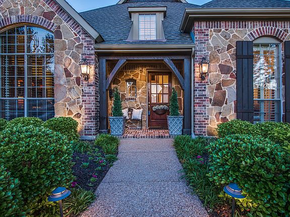 4th image of 2609 Queen Elaine Dr