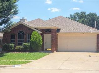 6805 W Lynn Creek Dr, Arlington, TX 76001