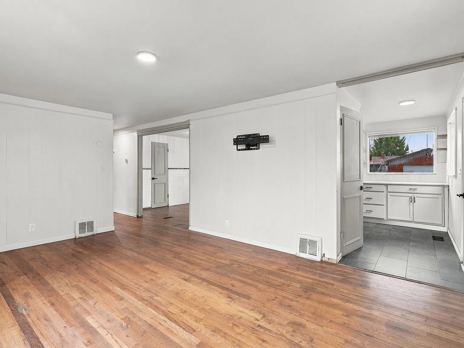 3 bed, 1728 sqft, $2,100 — Photo 3