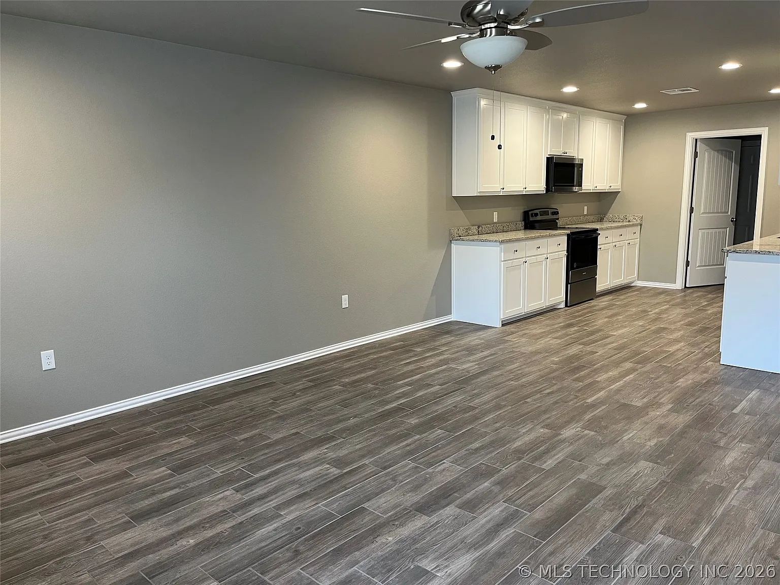 2 bed, 2.0 bath, 1085 sqft, $1,200 — Photo 2