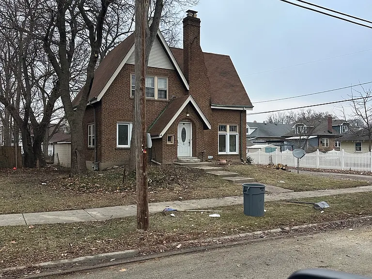 317 W Wood St — Photo 1