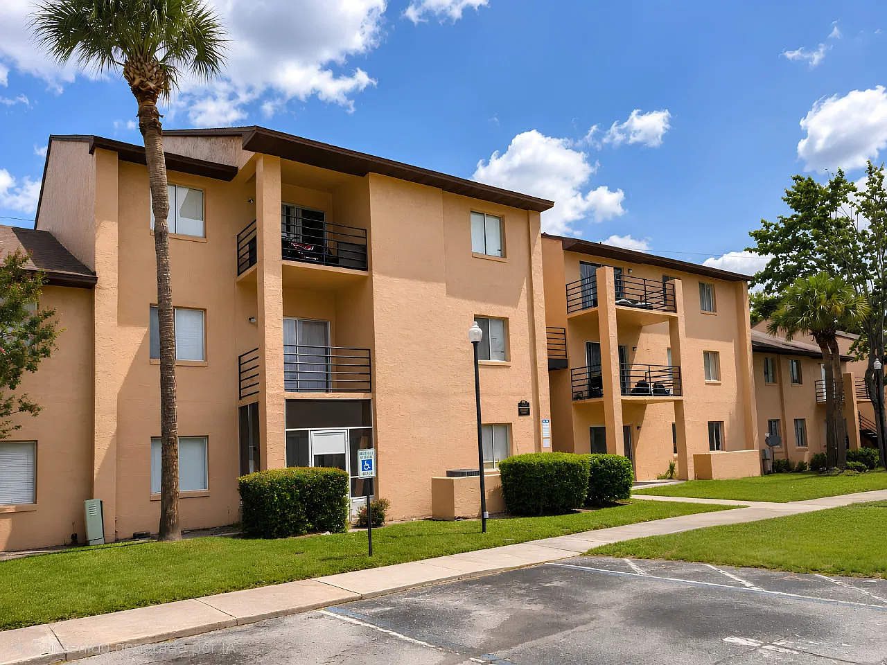 2 bed, 2.0 bath, 934 sqft, $1,175 — Photo 2