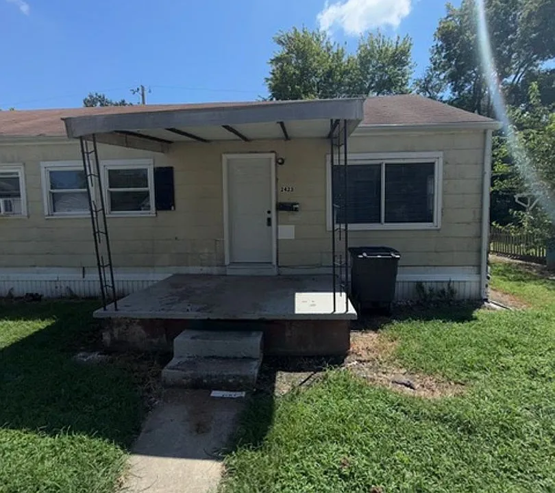 2423-2425 N Kerth Ave