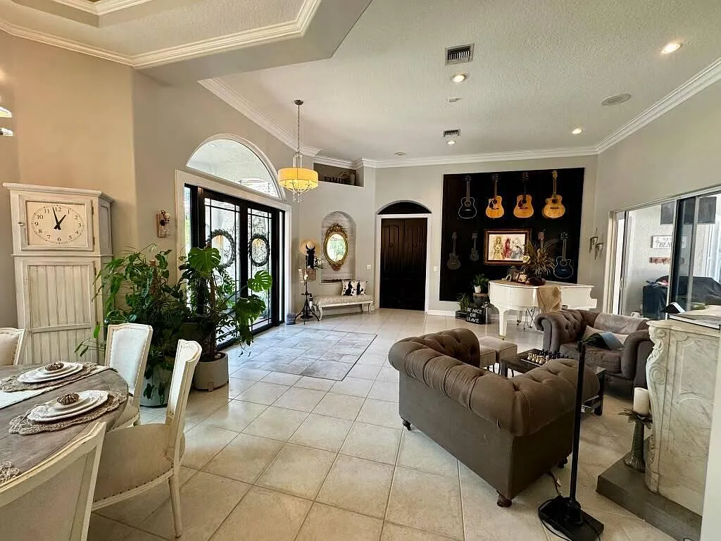 6 bed, 5.0 bath, 4100 sqft, $19,500 — Photo 3