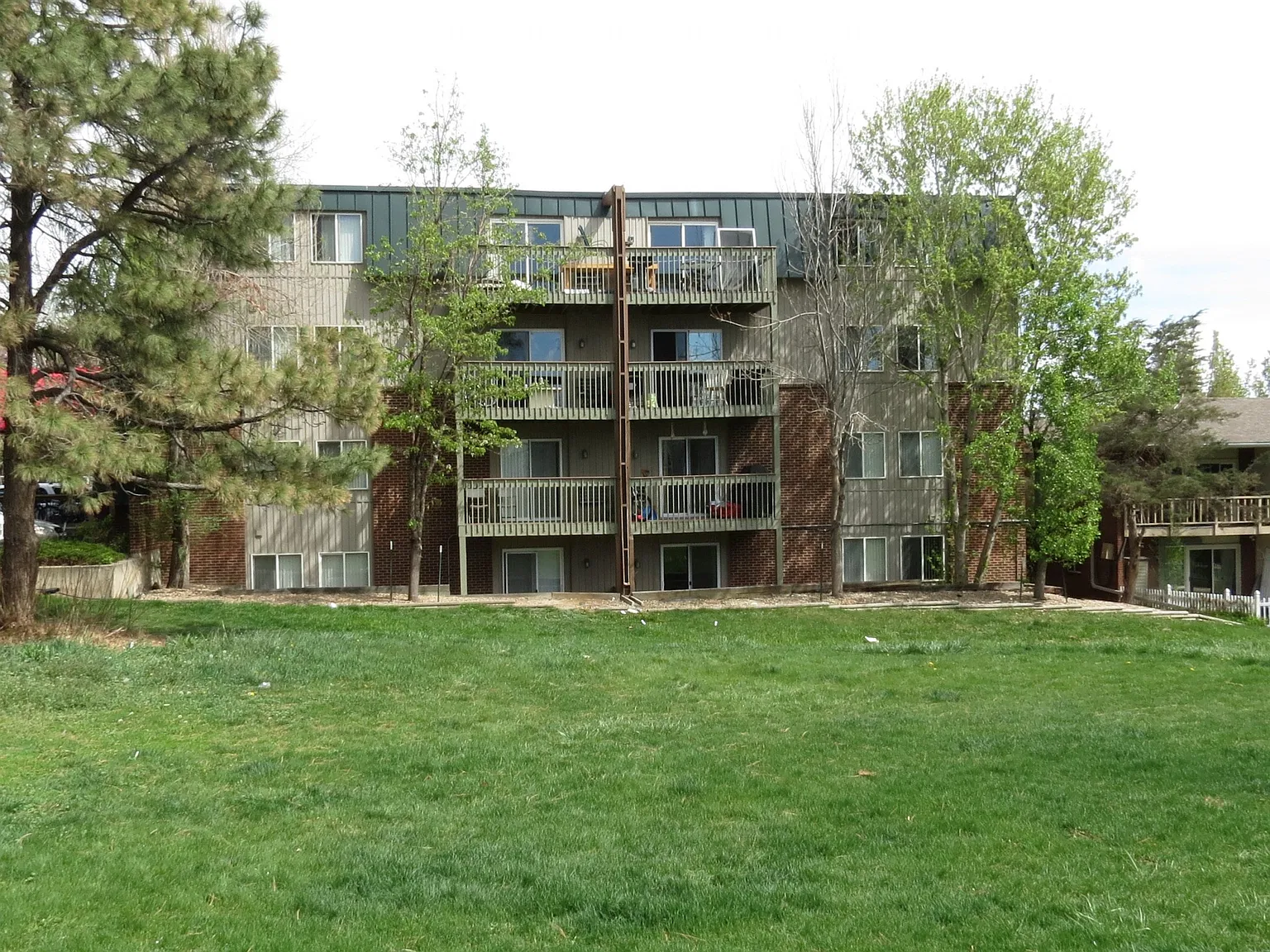 810 20th St — Photo 2