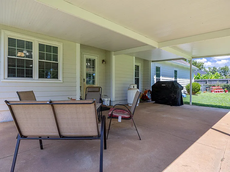 196 Lynwood Ln — Photo 3