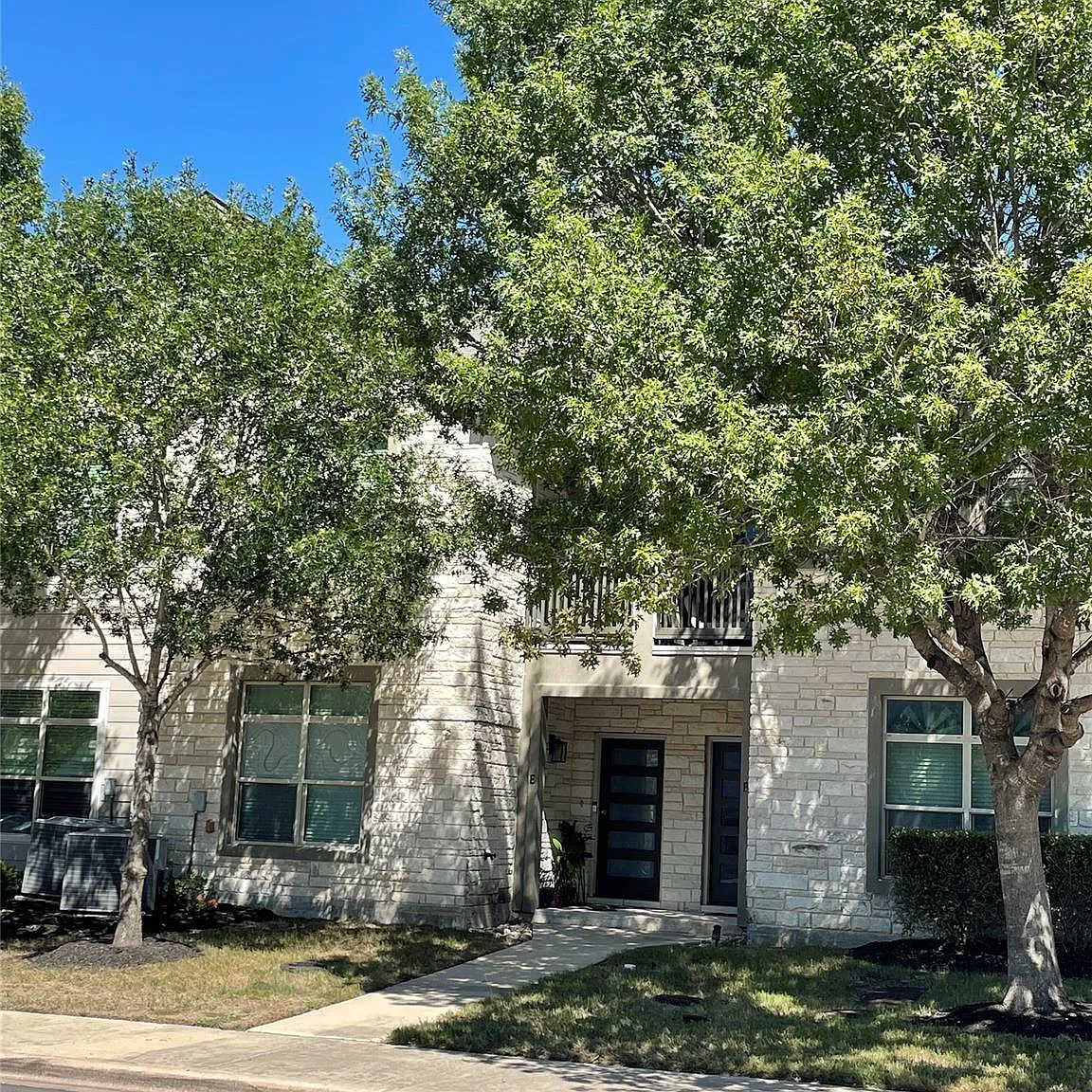 4 bed, 2.5 bath, 2222 sqft, $2,300 — Photo 3