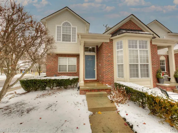 8201 Alexa Dr, Commerce Twp, MI 48390