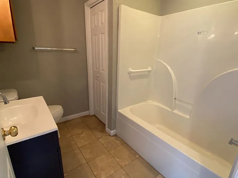 704 Francis St E — Photo 9