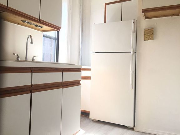 5th image of 979 42nd St APT 5